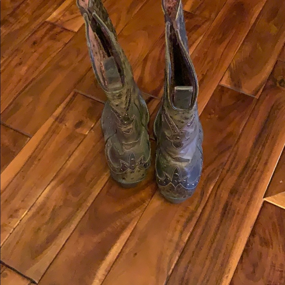 Boots - Picture 3 of 3